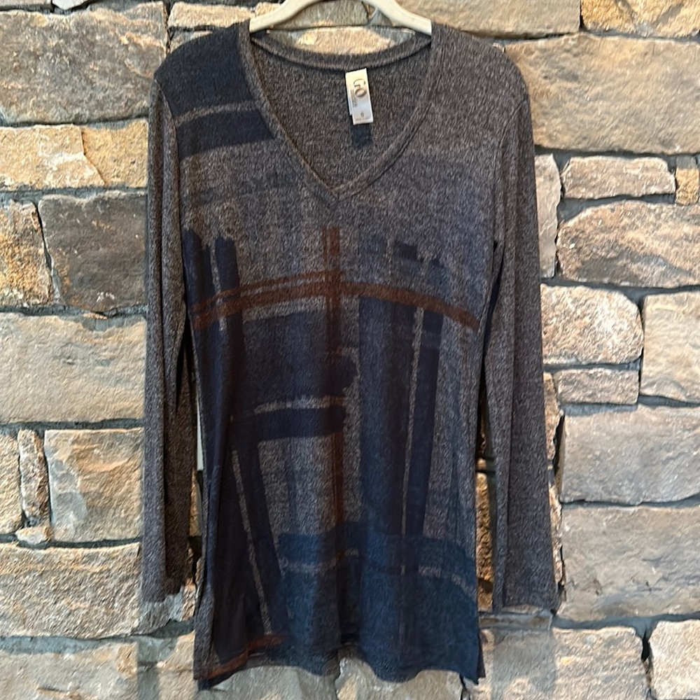 🌷3 for $12 Go Couture Printed V-Neck Sweater Size Small